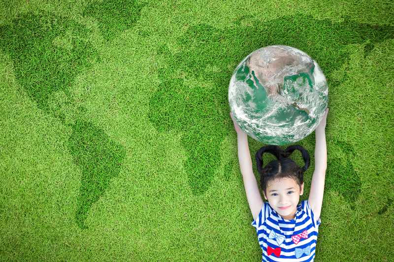 CSR小女孩手捧地球
