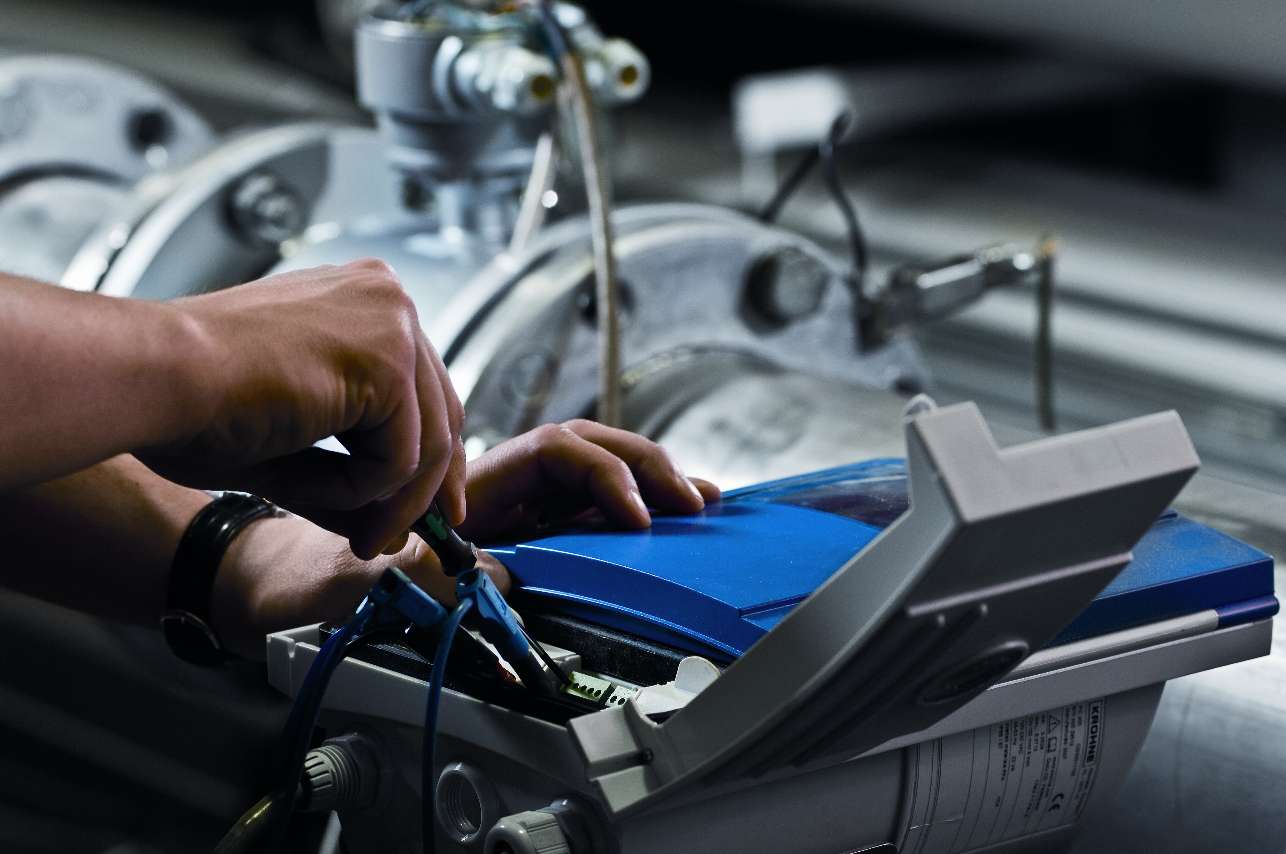 En tekniker modifierar inställningarna för en anläggning.