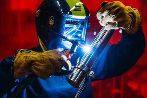 Svetsare utför svetsarbete.