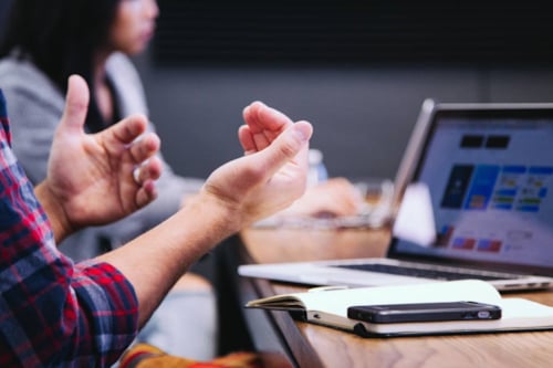 Elever diskuterar med varandra och för anteckningar under ett utbildningstillfälle.