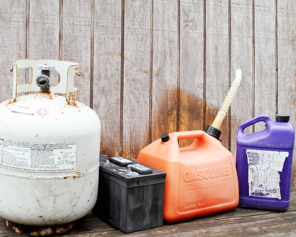 Flera olika behållare för miljöfarliga produkter, som gasbehållare, bilbatteri, bensindunk etc. 