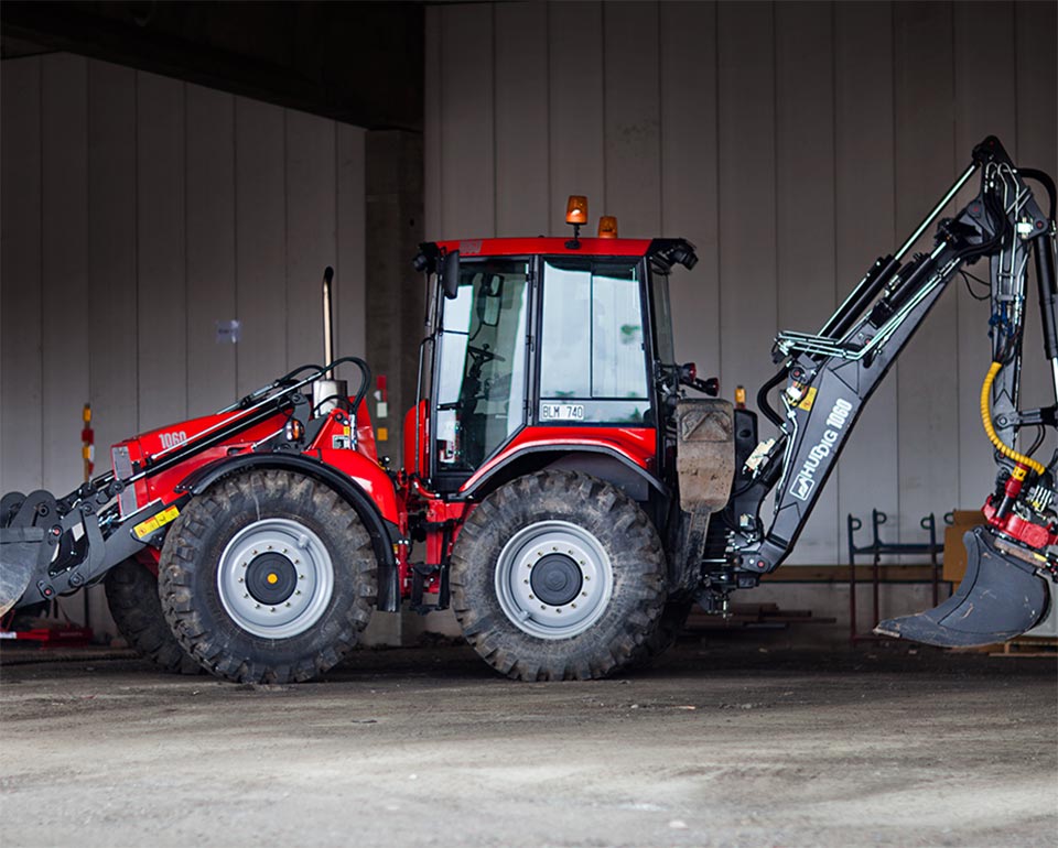 Traktor med grävskopa. 