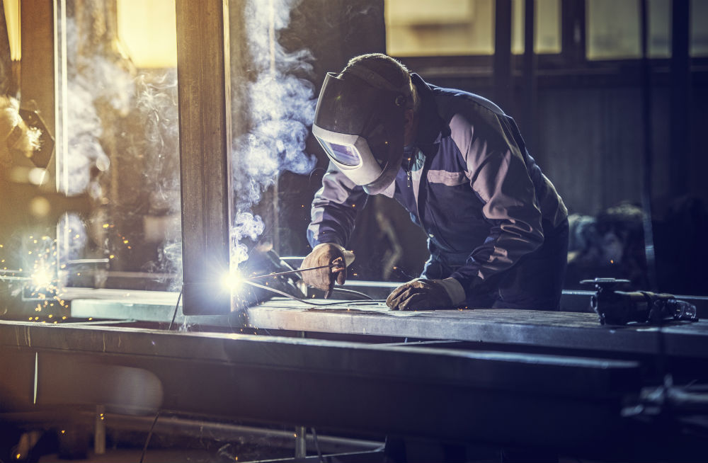 Svetsare arbetar. 