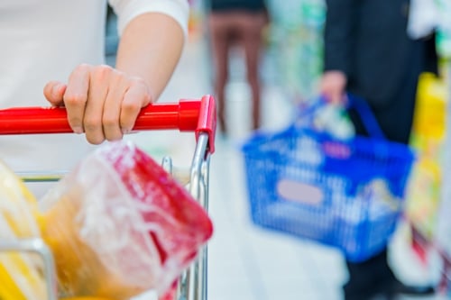 Boodschappen doen met winkelwagen