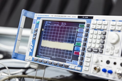 Spectrum analyzer our Kiwa laboratory displaying frequency graph on screen.