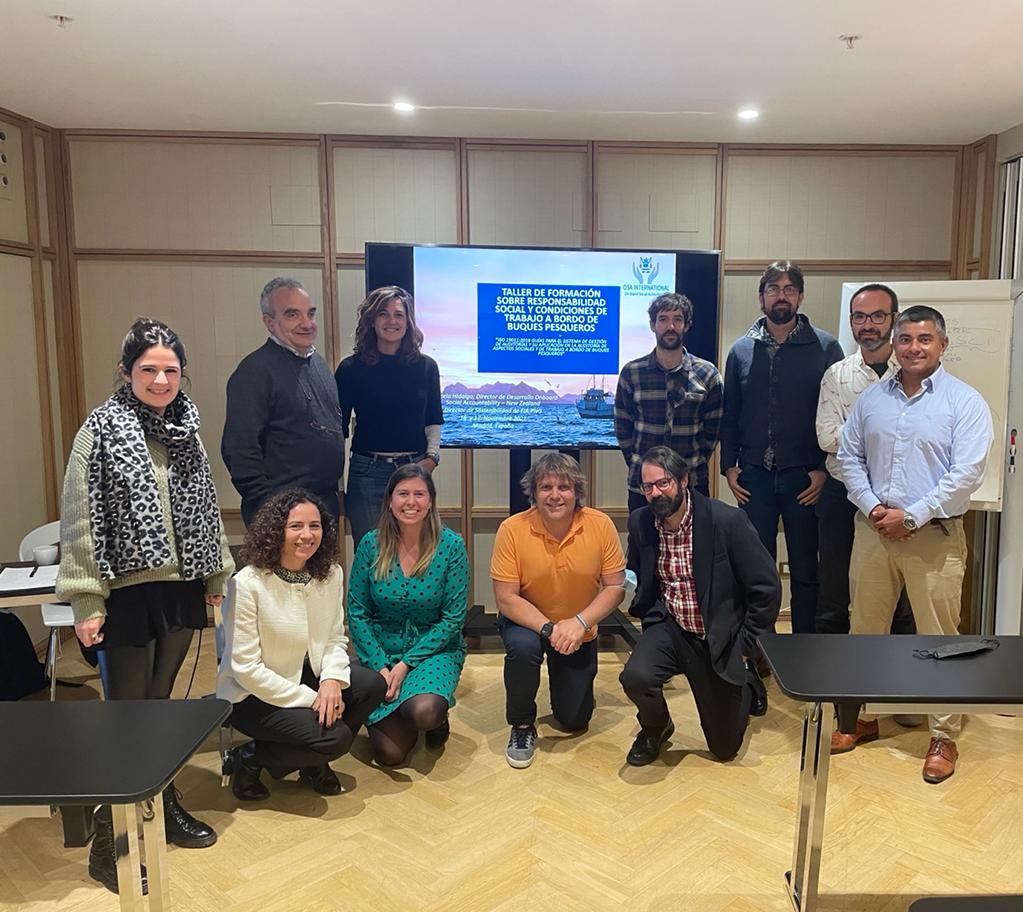 personas reunidas en el taller de pesca