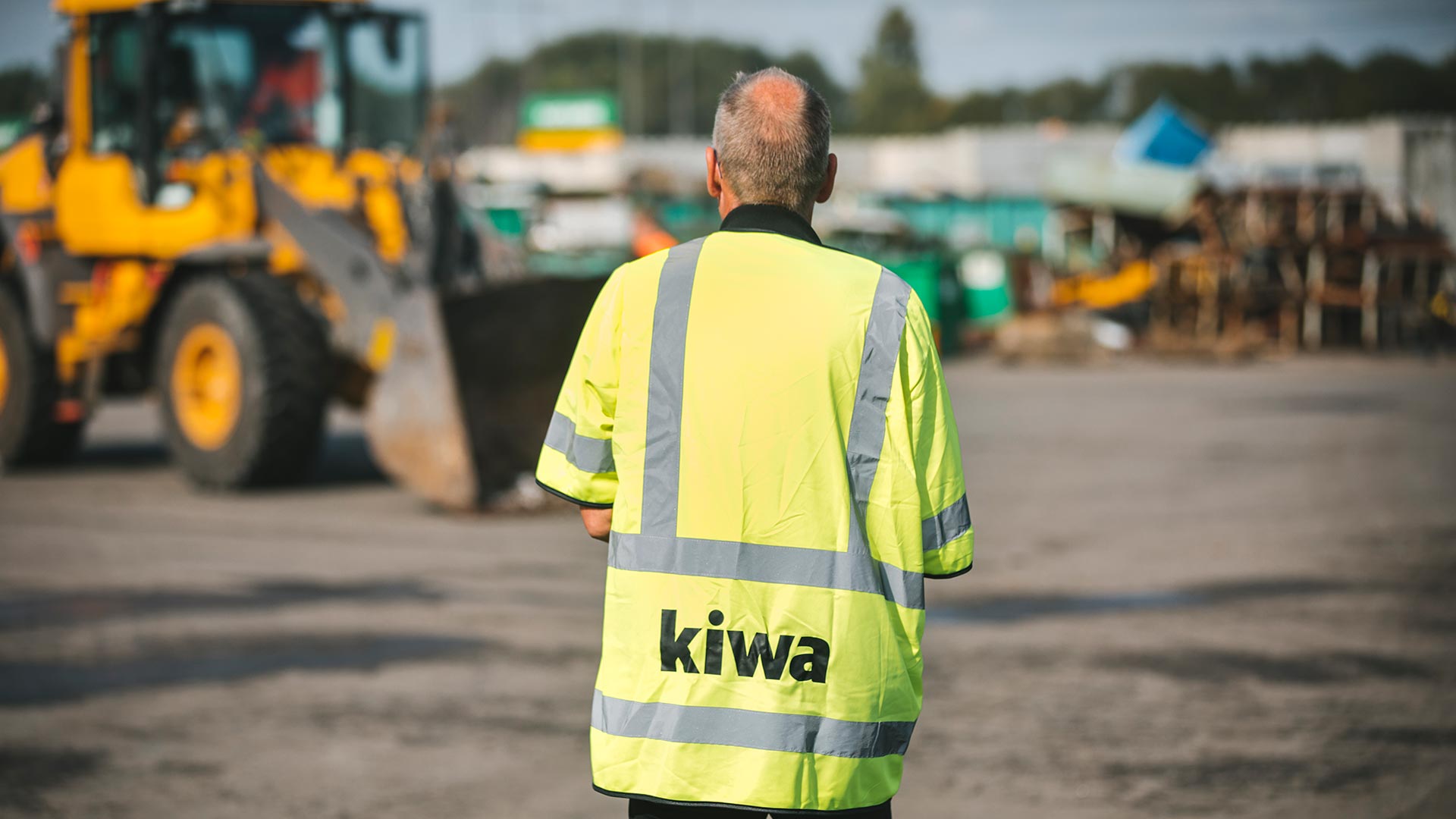 Hjullastare är ett exempel på entreprenadmaskiner. Här är en av Kiwas besiktningsingenjörer på väg mot en sådan. 