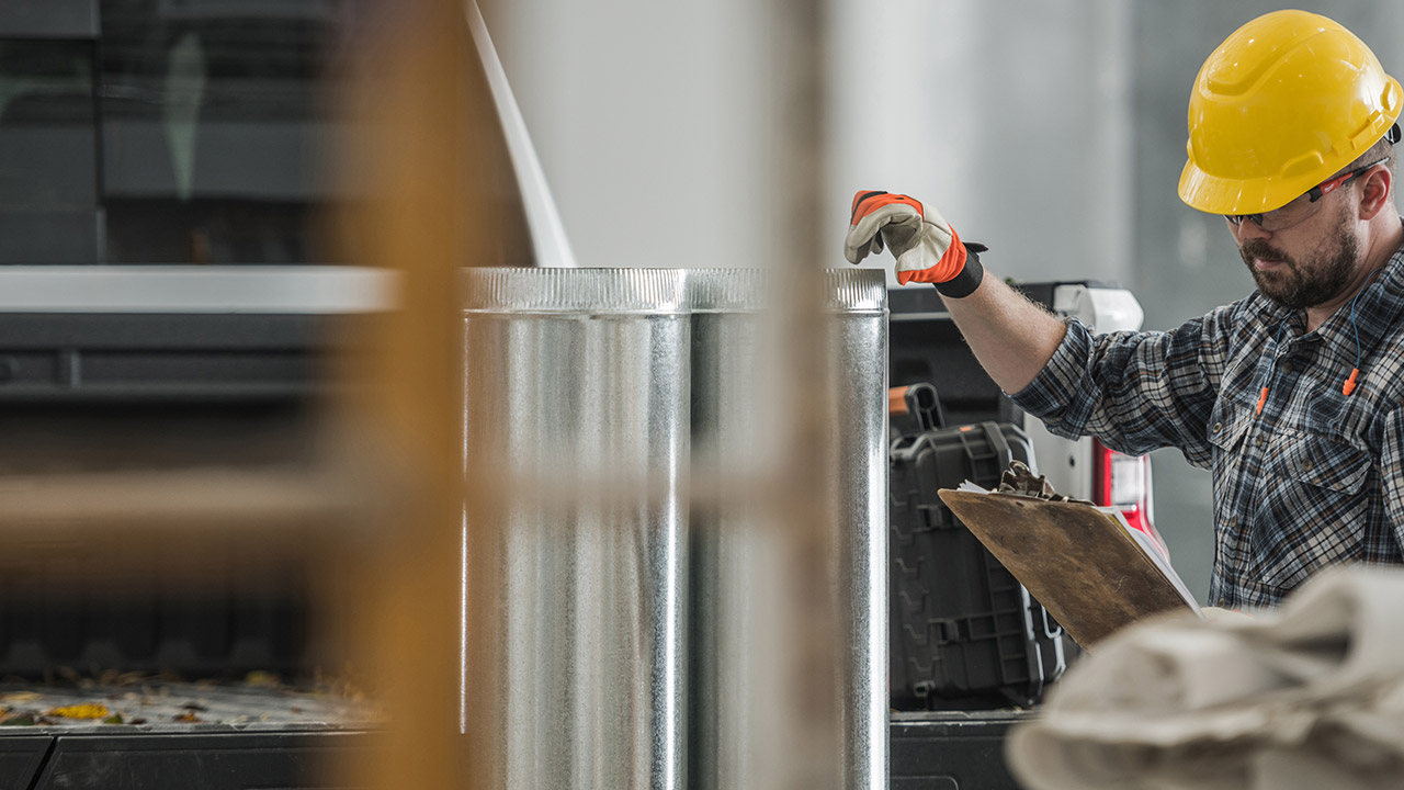 Tekniker kontrollerar en kylanläggning. 