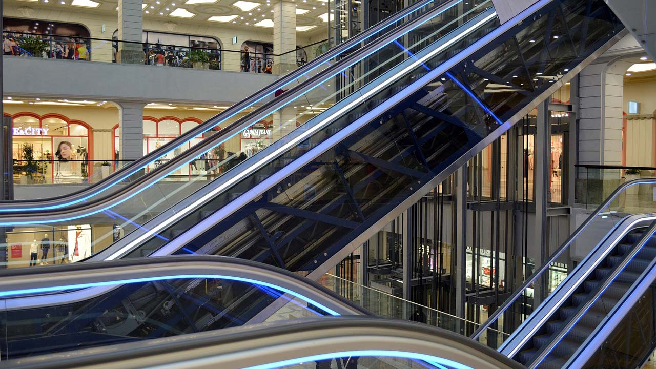 Rulltrappor och hissar i köpcentrum.