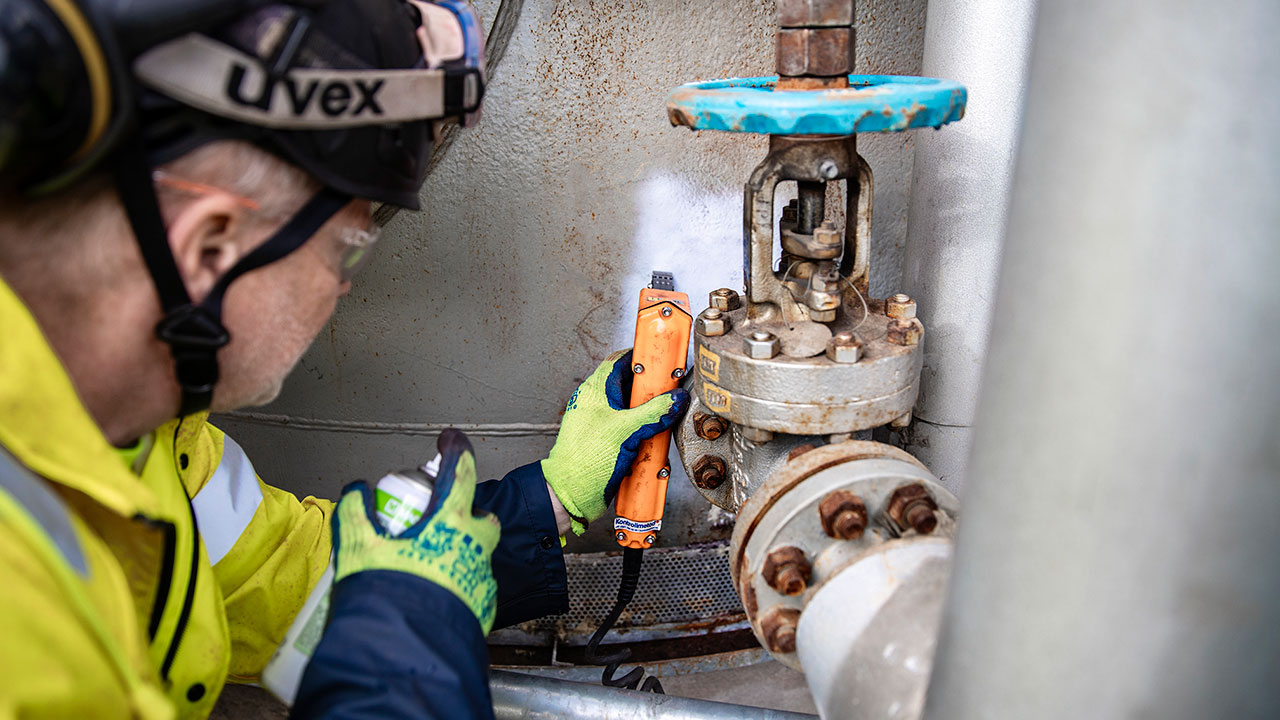 Besiktningsingenjör från Kiwa kontrollerar rör och tryckkärl i en industri.