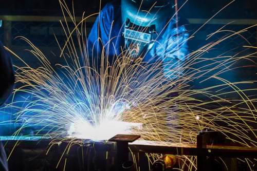 Svetsare utför svetsjobb.